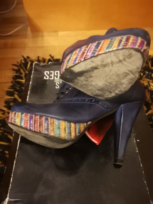 Sapatos de tacão como novos