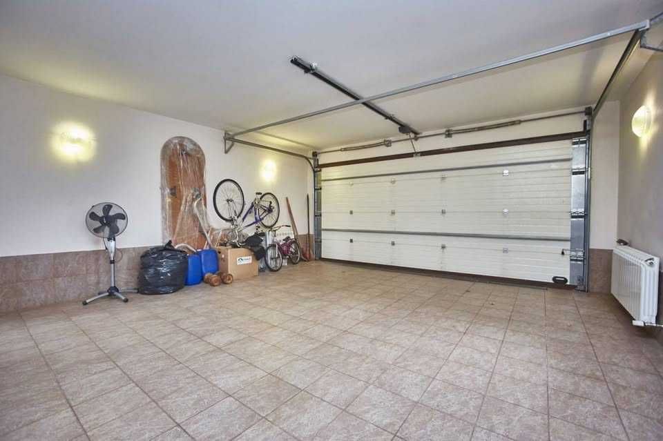 Продам добротный дом в Совиньоне! Красивый участок. Бассейн.