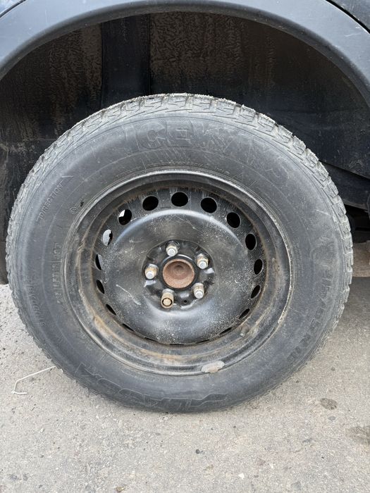 Продам компелкт зимней резины + диски 215/65/16 Lassa Iceways.