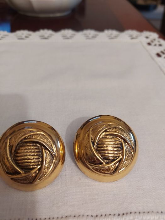 Brincos clip grandes redondos Dourados - 4cm.