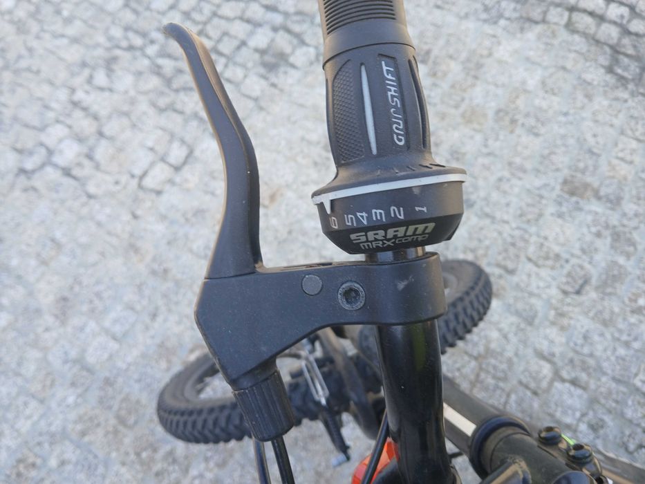 Bicicleta de croança com capacete [simi usada]