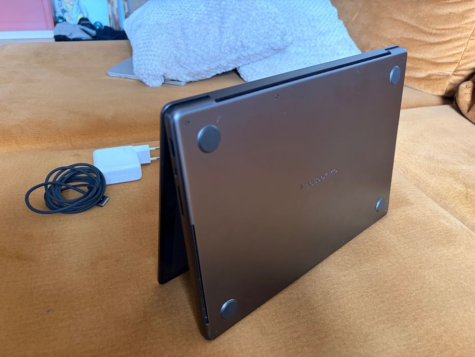 Apple MacBook Pro 14” M5 | 16 GB | 512 GB SSD | AppleCare+