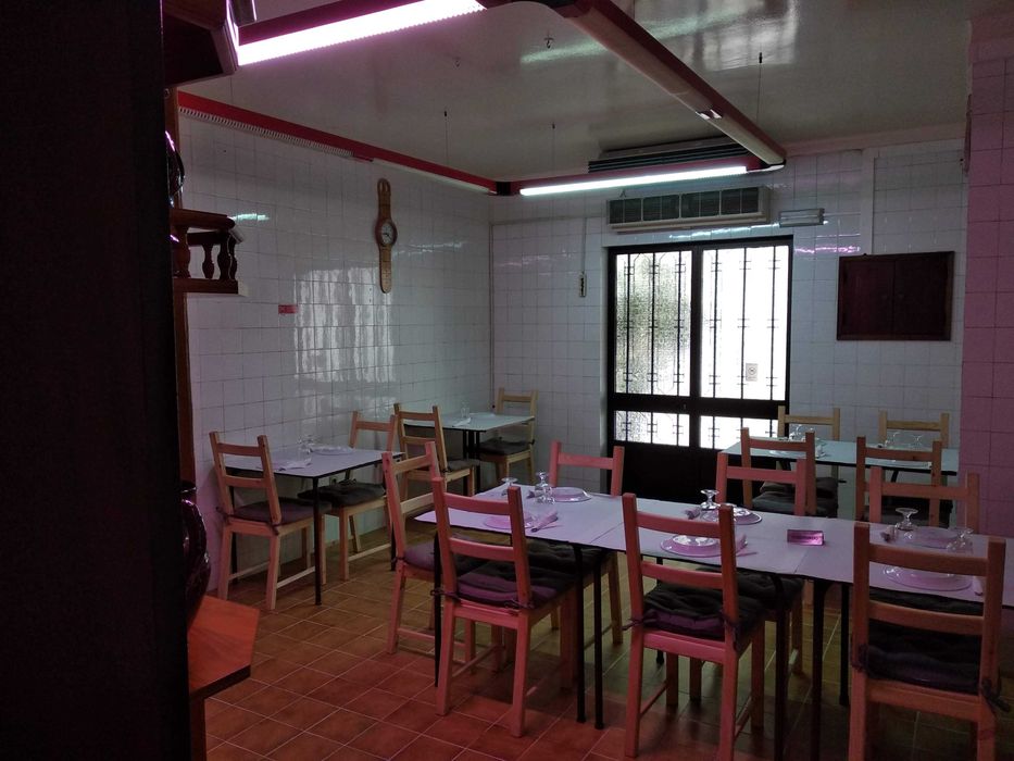 Aluga-se Restaurante / Snack-Bar - Mobilado
