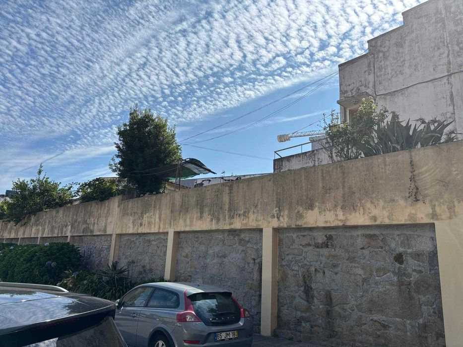 Dois prédios com lojas cave e terreno Paranhos