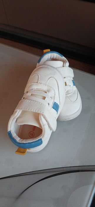 Білі кросівки. 16 розмір.