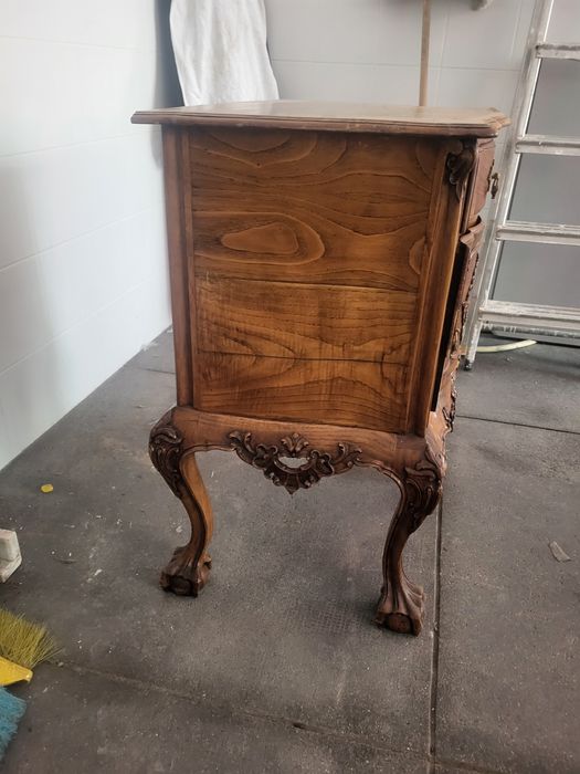 Mesa de cabeceira em castanho antiga