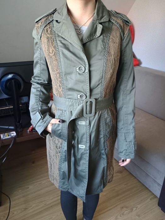 Płaszcz damski z koronką