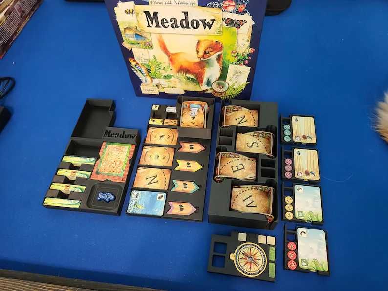 Insert organizer do gry planszowej Meadow (Łąka) mieści dodatek Z biegiem strumienia