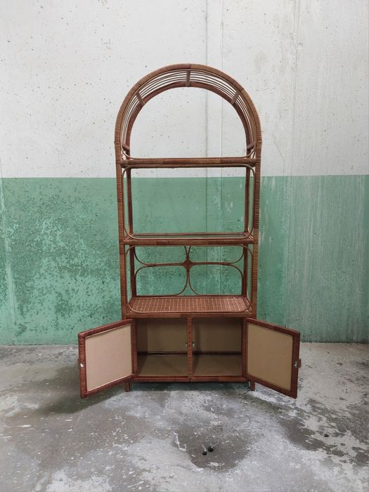 Estante Vintage dos Anos 60, em vime e vidro.