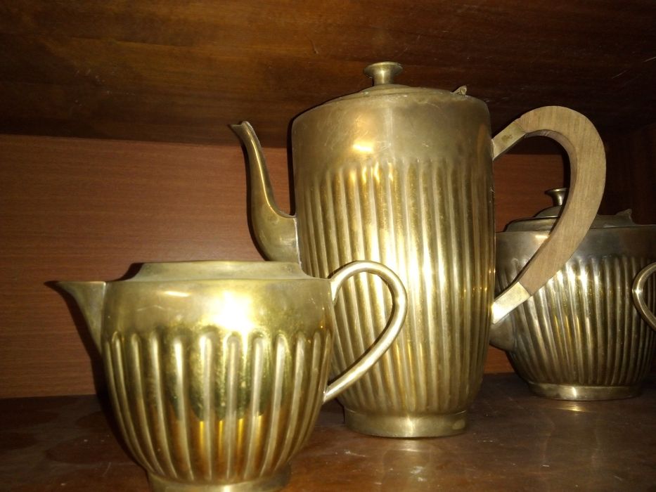 Antigo conjunto de café e chá em casquinha