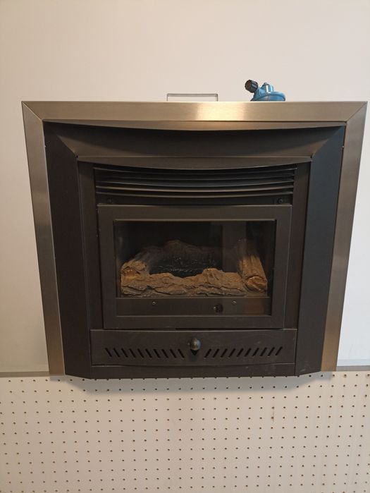 Камін, обігрівач від газового балона