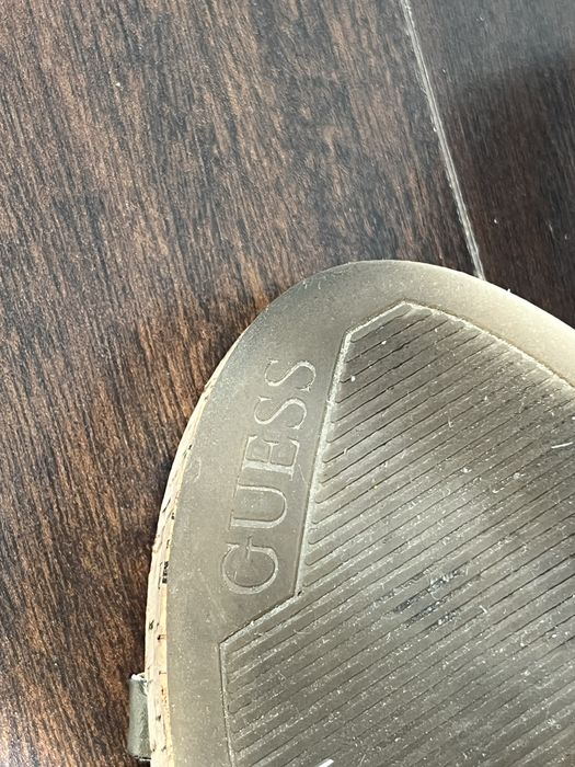 Sandały na korkowym koturnie GUESS