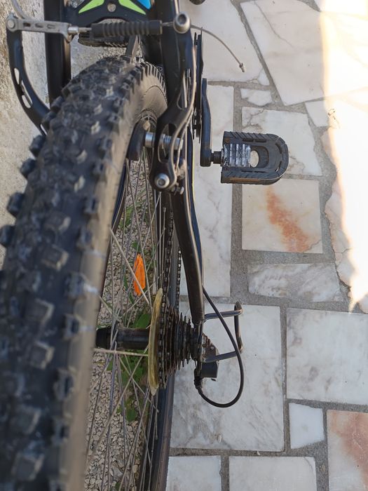 Várias peças e bicicletas