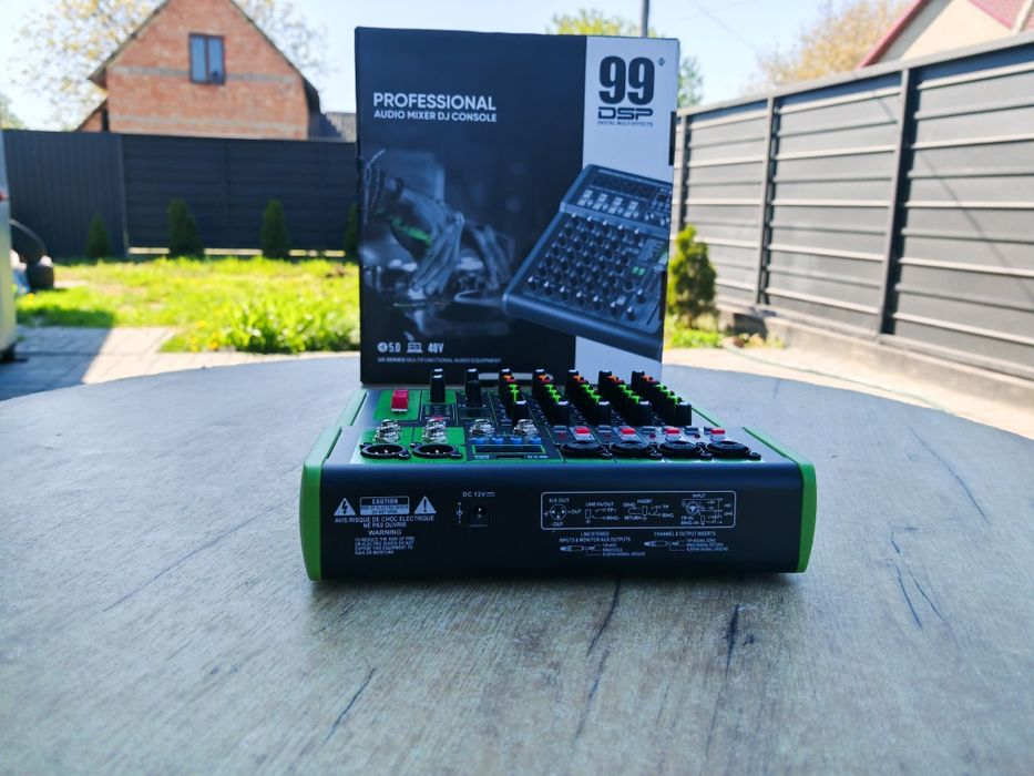 Профессиональный микшер серии 8UX с 99 цифровыми эффектами DSP