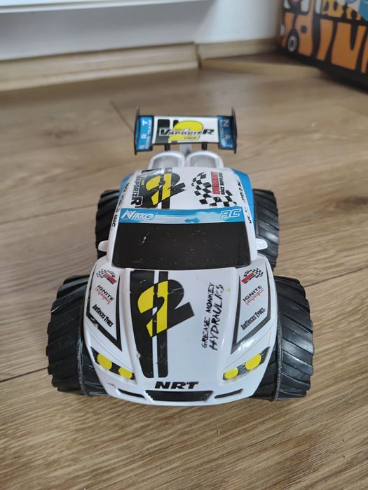 Autko solidne na dużych kolach