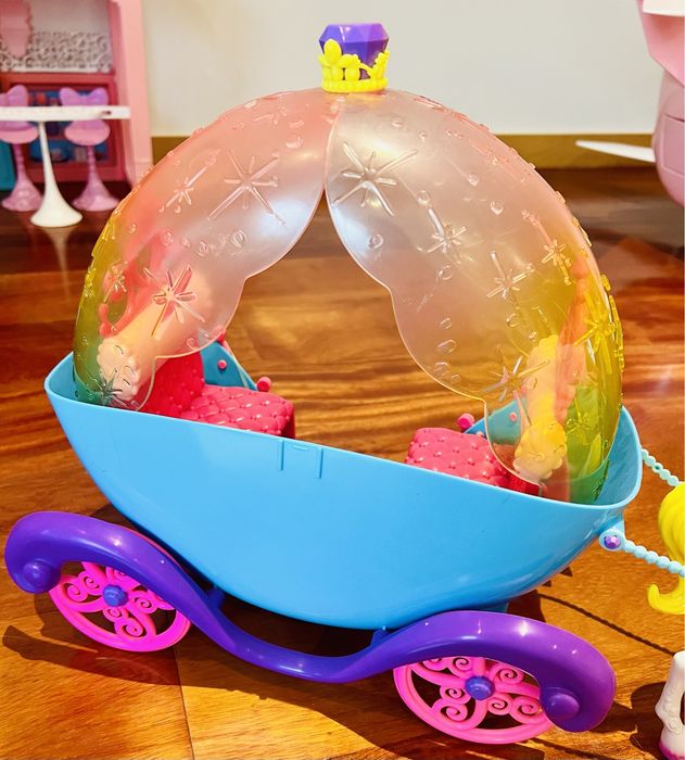 Carruagem de unicórnio colorida