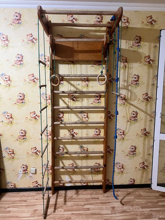 Спортивний куточок з канатом, турнічком, кільцями та дошкою для пресу.