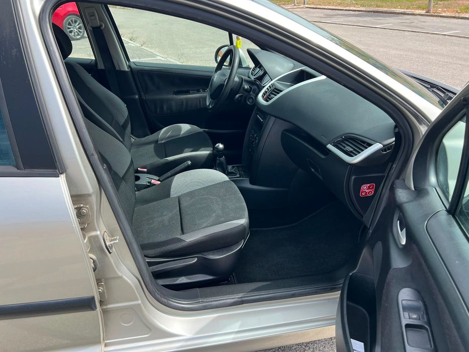 Peugeot 207 Hatchback 1.4 16V, a gasolina, de novembro de 2008, com 124.000 km