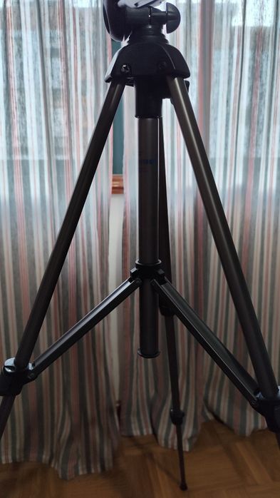 Suporte e tripé para câmaras fotográficas e telemóveis