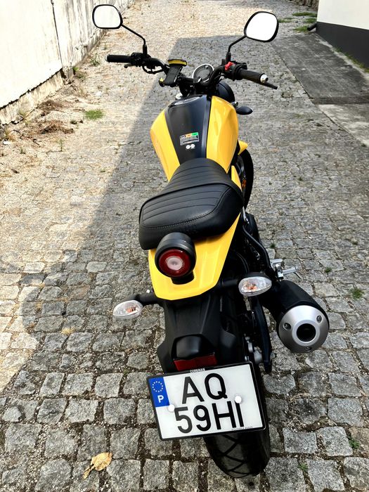 Yamaha XSR 125 amarela (2022) // 2.903 km // 4.600 €