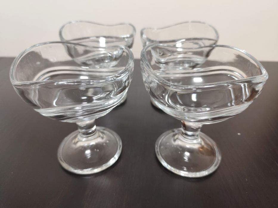Lote de 4 Majestosas Taças de Sobremesa (Novas)