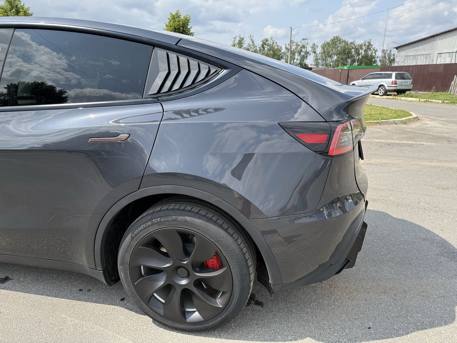Tesla Y 2024 dual motor  +автопілот , карти Украна 2024