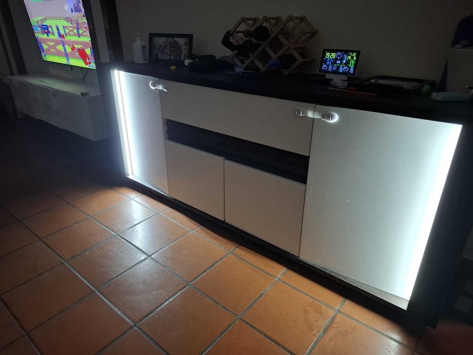 Aparador de Sala Grande 2,20 m com Iluminação LED
