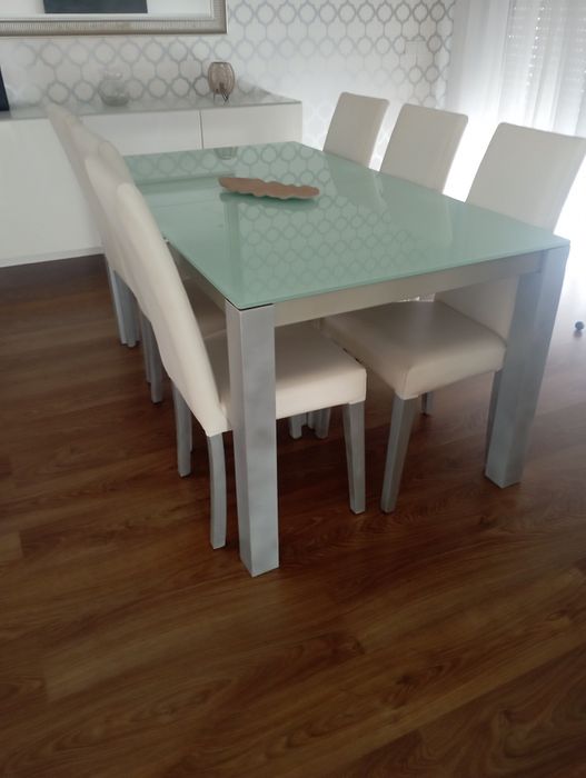 Mesa de Sala em bom estado.