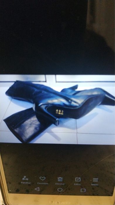 Botas pretas de pele