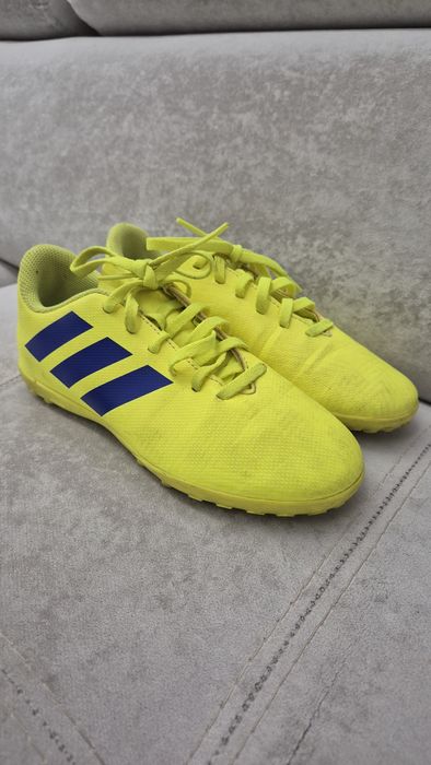 Buty sportowe (rozmiar 34)
Lekkie, neonowo-żółte buty sportowe z czarn