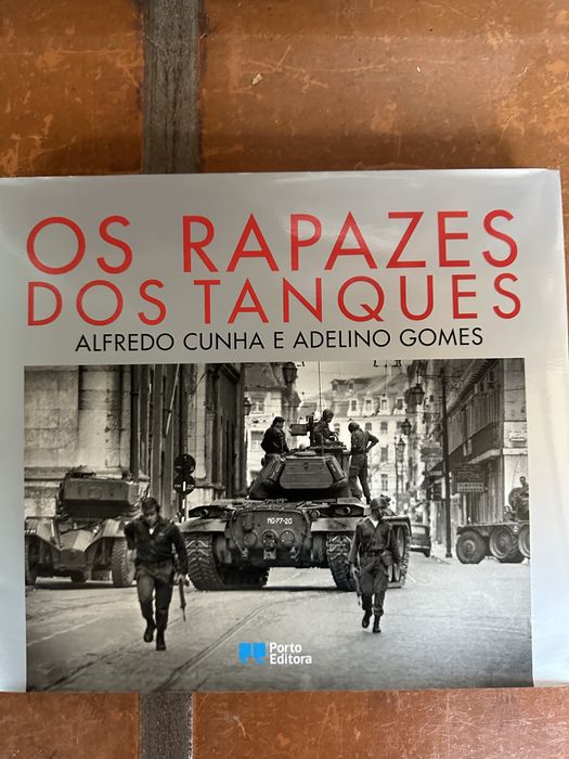 Livro de Alfredo Cunha e Adelino Gomes: os rapazes dos tanques