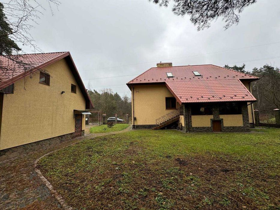 Продається двоповерховий  будинок у Брюховичах поряд з лісом