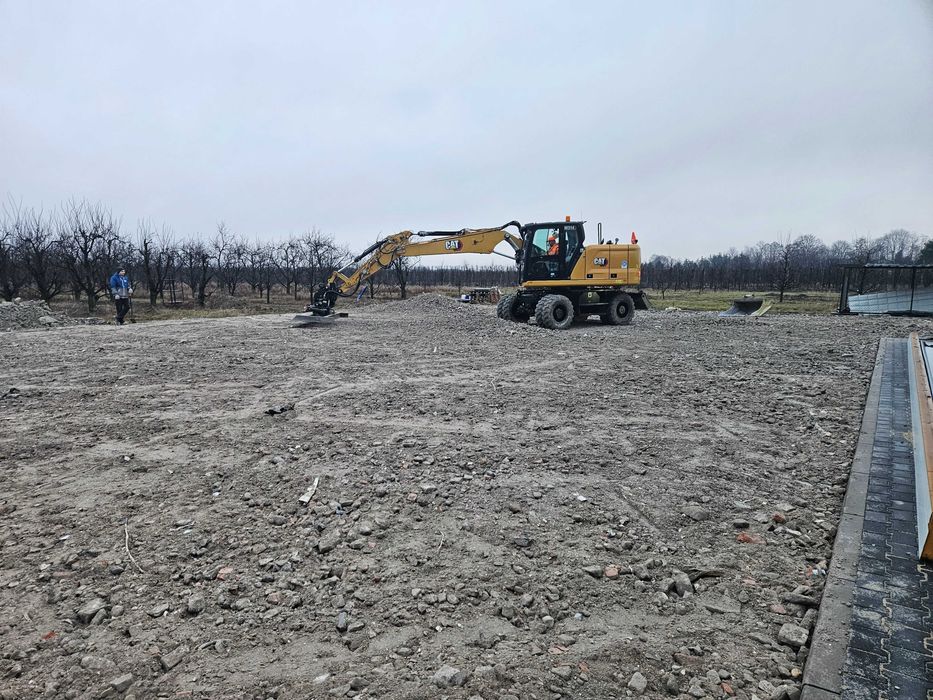 Budowa dróg i parkingów z kruszywa utwardzanie terenu z materiałem