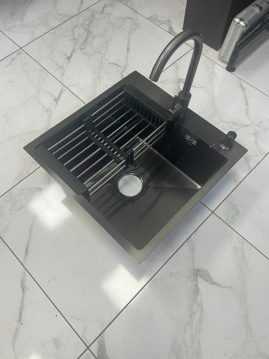 Мойка Lidz 5050 см черная и смеситель для кухни Kraft, черный