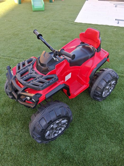 Carro eléctrico 4 rodas para criança avariado
