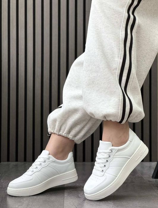 Женские кроссовки