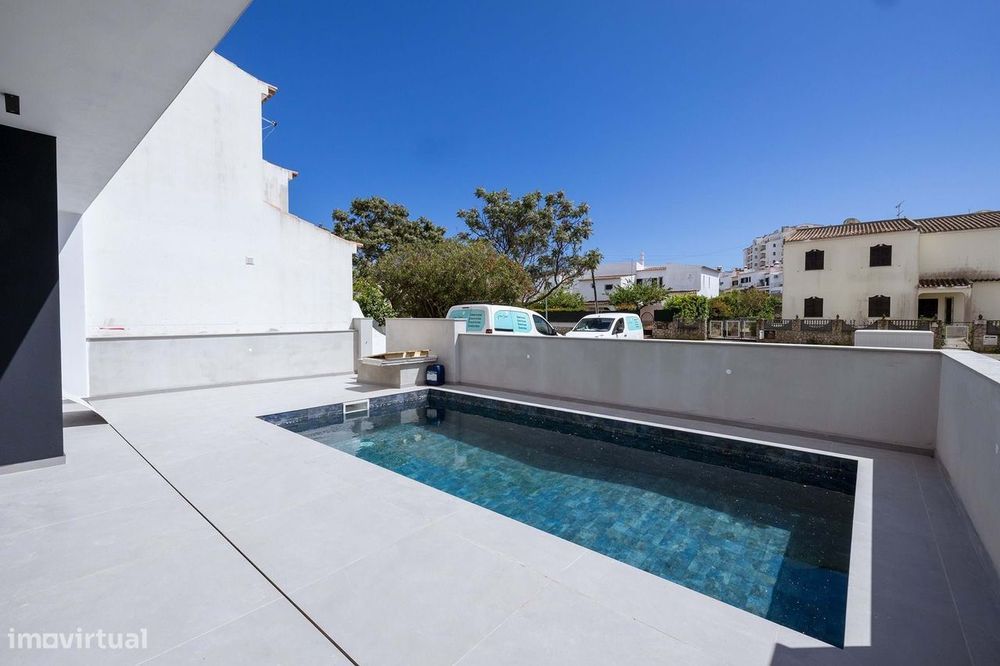 Moradia T4 Contemporânea Com Piscina E Rooftop Em Lagos