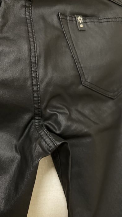 Штаны з ефектом натуральної шкіри.