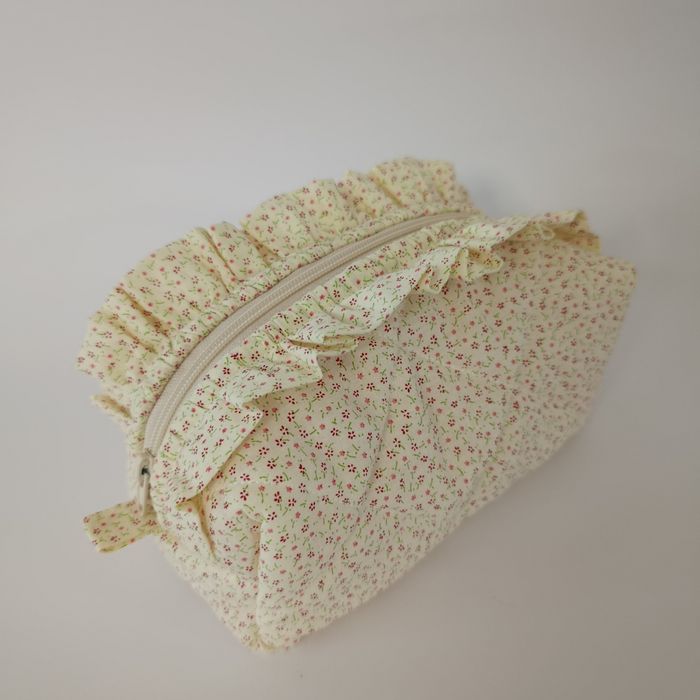 Pikowana kosmetyczna handmade w drobne kwiatuszki