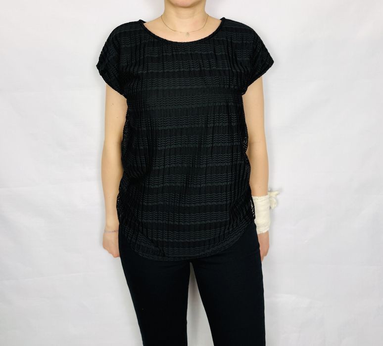 Czarna bluzka z koronkowym przodem S 36