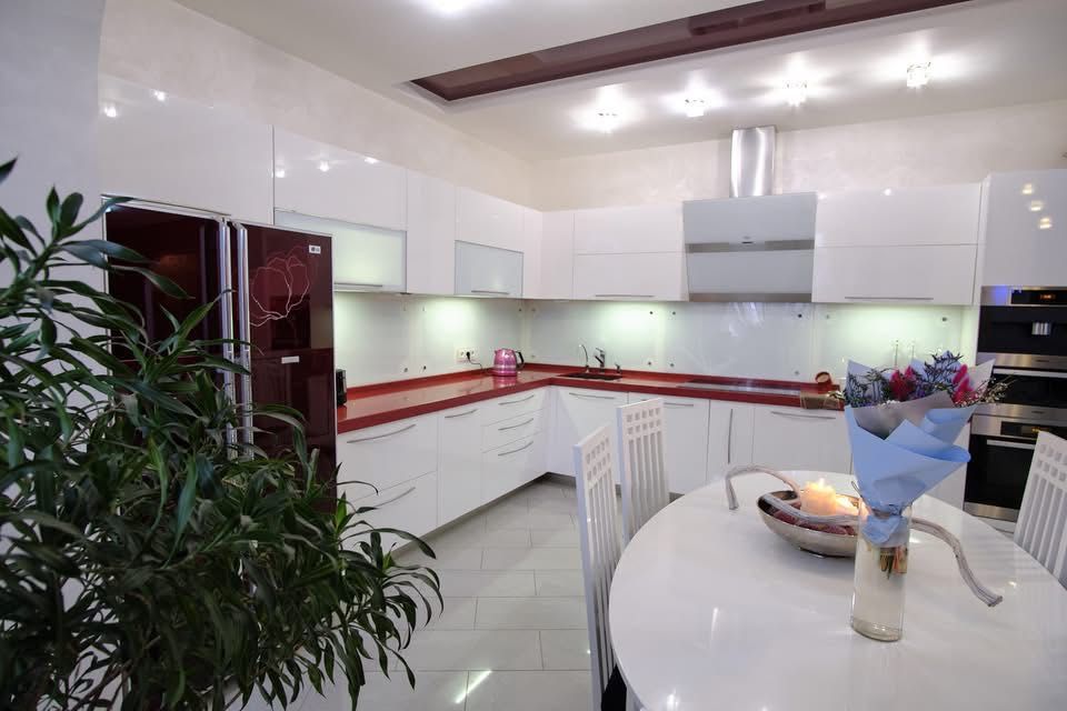 Продам 3-к квартиру, вул. Чорновола 2 , метро 5 хв.пішки