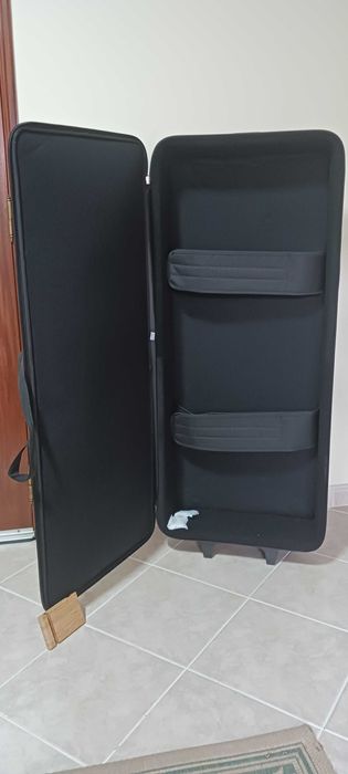 Estojo Gator 68 teclas com rodas, como novo.