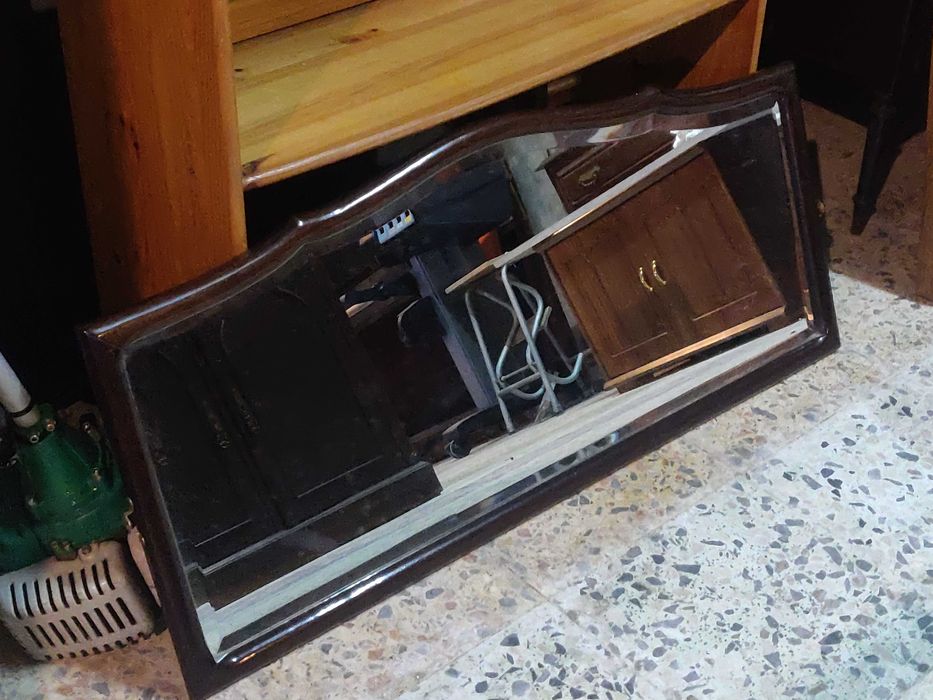 Espelho com moldura em madeira