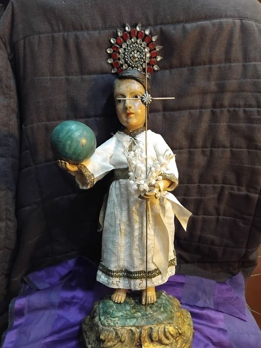 Menino jesus em madeira policromada com olhos de vidro