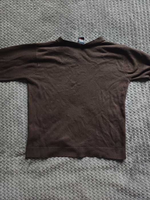 Brązowy sweter dla chłopca.