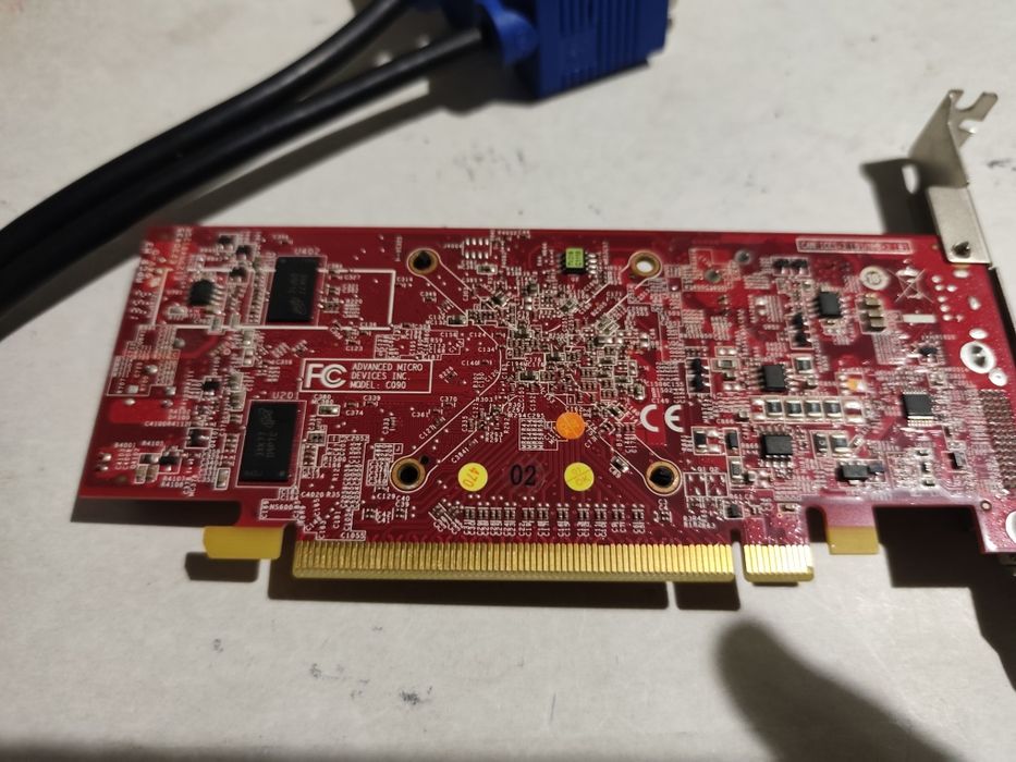 AMD Radeon 1GB HD8350 64bit активное охлаждение.