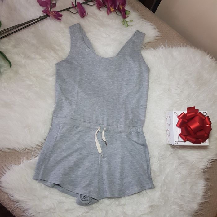 Szary krótki kombinezony, rozmiar XS lecz pasuje bardziej na rozmiar M