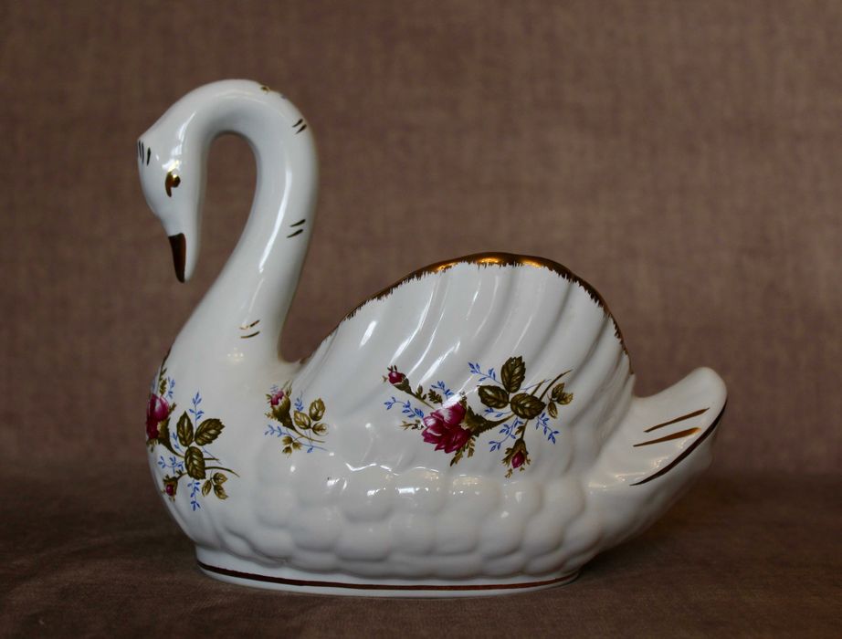 duży łabędź z porcelany * Chodzież