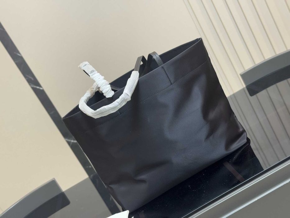 Prada Torba Nylonowa – ponadczasowy design i funkcjonalność/L