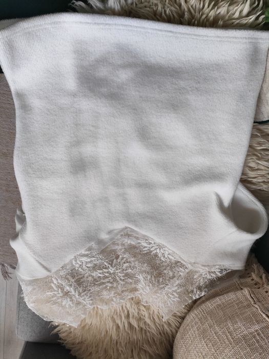 Piękny biały sweterek